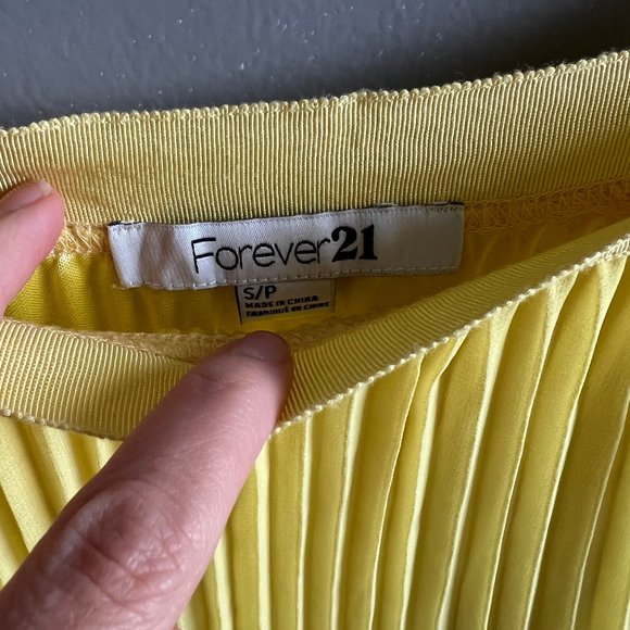 Yellow Pleated Skirt Forever 21 - Picture 2 of 3